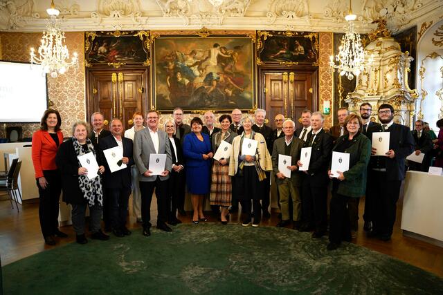 Die frischgebackenen Medaillenträger aus Kirchberg. Noch nie gab es einen Landeskundekurs mit derart vielen Teilnehmern (47) und Medaillenträgern.  | Foto: Landtag Steiermark