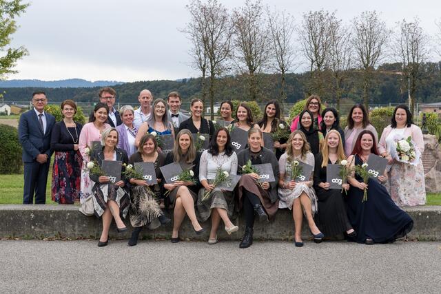 Die AbsolventInnen der Schule für Gesundheits- und Krankenpflege Vöcklabruck, die ihre Ausbildung in Teilzeit abgelegt haben, mit ihren GratulantInnen. | Foto: OÖG