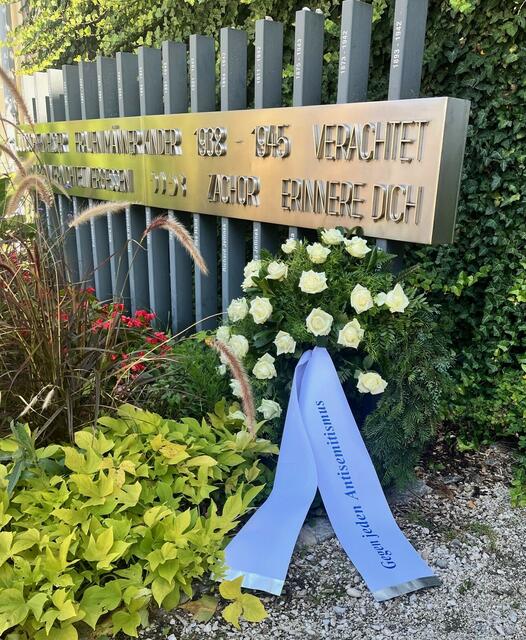 Zum Gedenken an die Opfer des Massakers am 7. Oktober in Israel vergangenen Jahres legen Stadtrat Thomas Rammerstorfer (re.) und Nationalrat Ralph Schallmeiner (li.) einen Kranz in Wels nieder. Der soll auch als Zeichen gegen Antisemitismus stehen. | Foto: Rammerstrofer