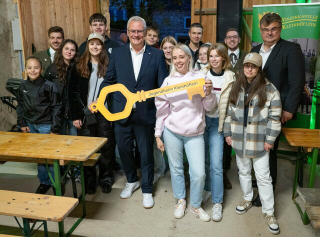 Bürgermeister Thomas Steiner über gibt an die Kleinhöfleiner Jugend den Schlüssel zum neuen Jugendzentrum. | Foto: Gemeinde Eisenstadt