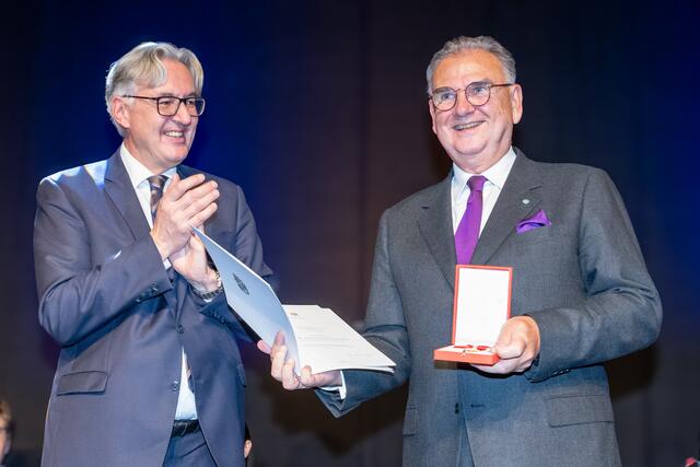 Martin Netzer, Generalsekretär im Bundesministerium für Bildung, Wissenschaft und Forschung überreichte Rektor Wolfgang Fleischhacker das Große Goldene Ehrenzeichen. | Foto: MUI/Lechner