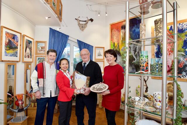 Franz Strebinger mit seiner Gattin und Gästen im Haus. | Foto: Santrucek