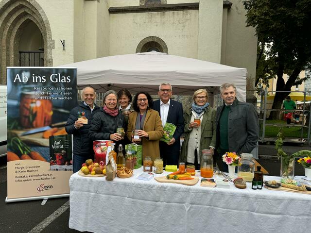 V. l.: Rudolf Stadler (Regional Service Netzwerk), Karin Buchart (Ernährungswissenschafterin), Waltraud Galle (Ernährungspädagogin), Landesrätin Daniela Gutschi, Landesrat Josef Schwaiger, Margit Brauneder (Ernährungspädagogin) und Christian Vötter (Tauriska). | Foto: Mythos & Logos