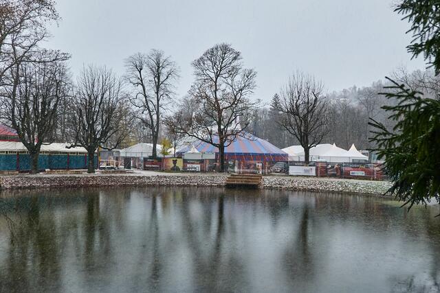 Bunte Zirkuszelte im Volksgarten beim Winterfest.  | Foto: Magdalena Lepka