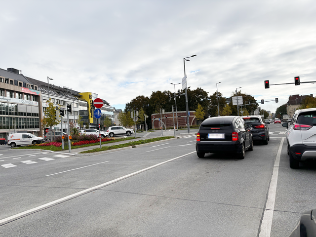 Wurde entschärft: Der Kreisverkehr beim Europarkplatz wurde durch eine geregelte Ampelkreuzung ersetzt. | Foto: Tanja Handlfinger