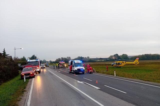 Gegen 6:40 Uhr wollte ein 42-jähriger Autofahrer aus dem Bezirk Baden mit seinem Pkw von der Neubaugasse auf die stark befahrene B60 abbiegen – doch das ging gehörig schief.  | Foto: FF Reisenberg