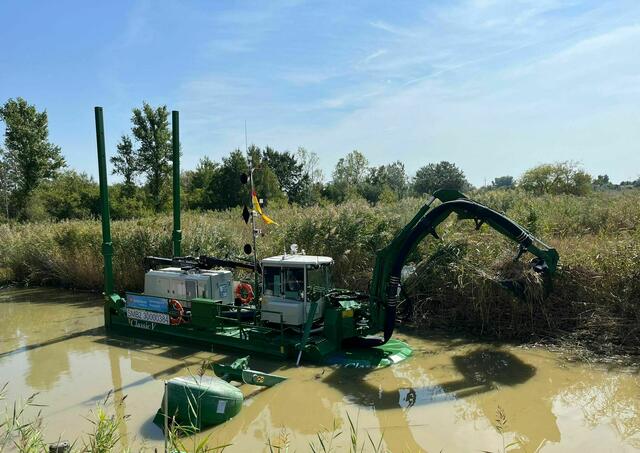 Mit dem "Watermaster" wird dem Schlamm im Neusiedler See der Kampf angesagt.  | Foto: Seemanagement Burgenland