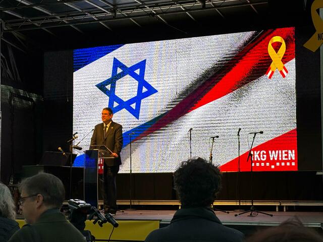 Oskar Deutsch, Präsident der Israelitischen Kultusgemeinde, sprach den Anwesenden der Gedenkveranstaltung anlässlich des Jahrestags des Hamas-Terrorangriffs auf Israel Dank für ihre Solidarität aus. | Foto: Valentin Mazal/MeinBezirk