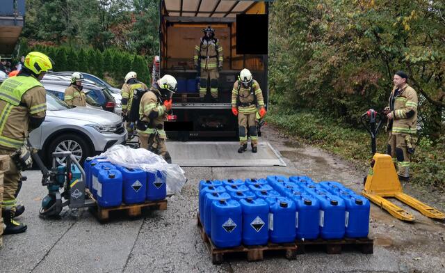 Austritt von Schwefelsäure in Kirchbichl: Die Feuerwehren sicherten die Ladung und säuberten die Laderampe.  | Foto: ZOOM.Tirol