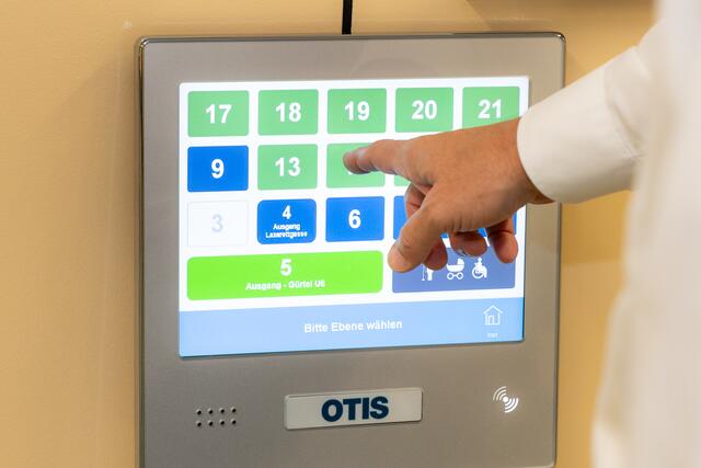 Der "virtuelle Concierge" ordnet die Fahrgäste dem Aufzug zu, der sie mit den wenigsten Zwischenstopps ans Ziel bringt. | Foto: Otis/Harald Klemm