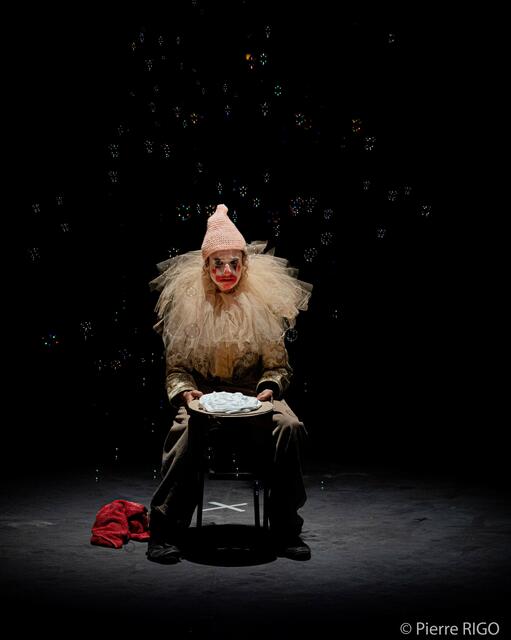 Zirkuskunst aus Frankreich: "Cirque Pardi!" zeigt "Low Cost Paradise" im Zirkuszelt im Volksgarten.  | Foto: Pierre Rigo