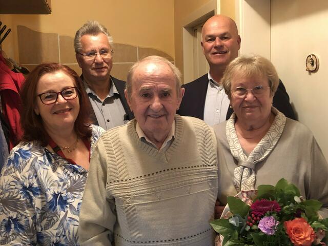 v.l.n.r. vorne: GRin Helga Stark, Friedrich Vrochovsky mit Gattin Brigitta, v.l.n.r. hinten: OV Johann Zalesak, Bgm. Thomas Miksch | Foto: privat