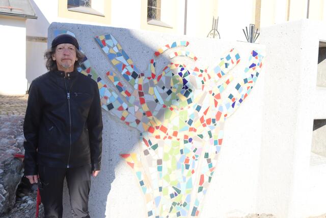 Der Grinner Künstle Erich Horvath vor der Sternenkindergedenkstätte am Friedhof in Grins.  | Foto: Elisabeth Zangerl