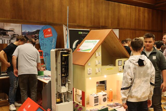 Die Schüler konnten sich direkt bei den Unternehmen über die Lehrberufe informieren. | Foto: Seelos