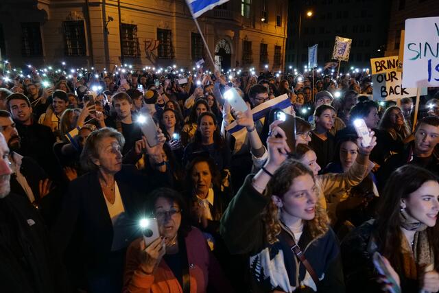 Am Ballhausplatz in Wien setzten Mittwochabend rund Tausend Menschen ein Zeichen der Solidarität mit den Opfern des Hamas-Terrors in Israel. | Foto: Max Spitzauer/RMW