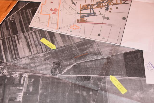 Verschiedene Lagepläne, Skizzen und Luftbilder zog Dietmar Lindau zurate, um seine Recherchen zu untermauern. | Foto: Michael Strini