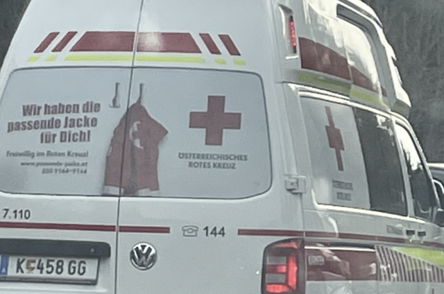 Die 24-jährige Lenkerin wurde vom Rettungsdienst ins UKH Klagenfurt verbracht. (Symbolfoto) | Foto: MeinBezirk.at