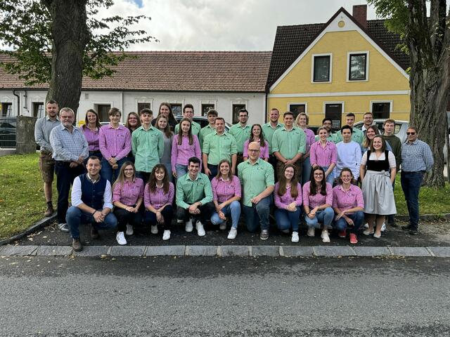 1. Reihe: LBR David Stefal, Verena Klinger, Carina Pausweg, Jakob Sainitzer, Sophie Gföller, Dominik Appeltauer, Sarah Hartl, Viktoria Lager, Theresa Lager, Lisa Weber

2. Reihe: Bgm. Hermann Wistrcil, Tanja Appeltauer, Marcel Hartl, Lena Pany, Maximilian Zecha, Malene Wolf, Christian Bauer-Eder, Ines Winklehner, Daniel Widhalm, Marija Novak, Kammerrat Thomas Trimmel

3. Reihe: Daniel Peschel, Stefanie Hartl, Bianca Hahn, Vanessa Peschel, Cornelia Renner, Stefan Bühringer, Gabriel Gföller, Stefan Ringl, Jakob Illy, Magdalena Lager, Mario Stellfeld, Rene Hartl, Matthias Zecha, Vinzenz Rosner | Foto: LJ Ludweis