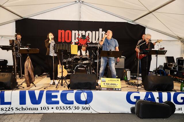 Die Band "noproub" wird im beheizten Festzelt für beste Stimmung sorgen. | Foto: Alfred Mayer