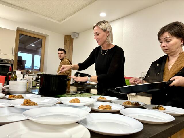 Beim zweiten Begegnungstag in Buch St. Magdalena wurde köstlichst aufgekocht. | Foto: Margot Jeitler
