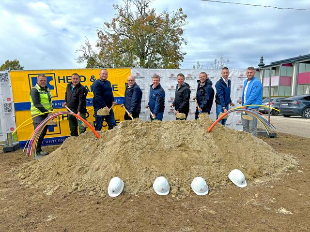Beim Spatenstich in St. Aegidi (v.l.): Maximilian Ecker, Josef Salzinger, Andreas Resch (alle 3 Held und Francke), Martin Wachutka (techn. GF BBOÖ), Thomas Matthey (kfm. GF BBOÖ), Klaus Paminger (BGM St. Aegidi), Volker Dobringer (BBOÖ), Michael Kovacs (BBOÖ), Stefan Gierlinger (Held und Francke). | Foto: BBOÖ