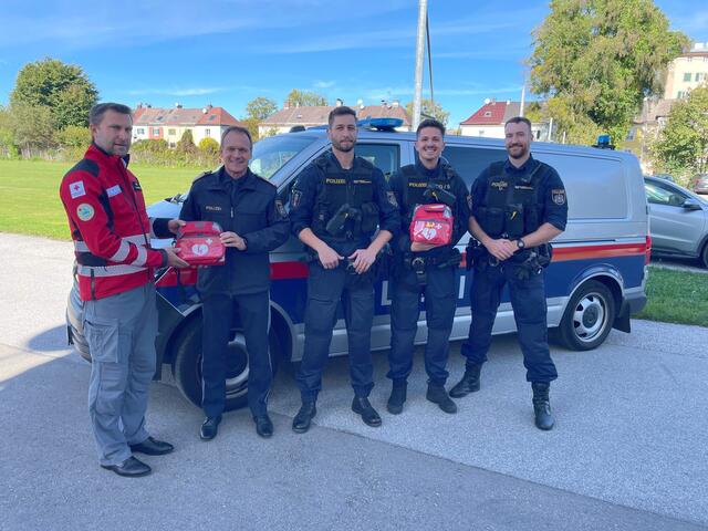 (v.l.n.r.): Stefan Herbst (Landesrettungskommandant), Bernhard Rausch (Landespolizeidirektor) und Mitarbeiter der Schnellen Interventionsgruppe (SIG) | Foto: LPD Salzburg