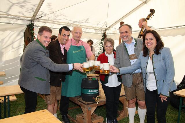Oktoberfest mit Bieranstich: Matthias Herbst, Norbert Gerner, Sebastian Haslauer, Ingrid Thaler, Richard Breschar, Maria Steindl.