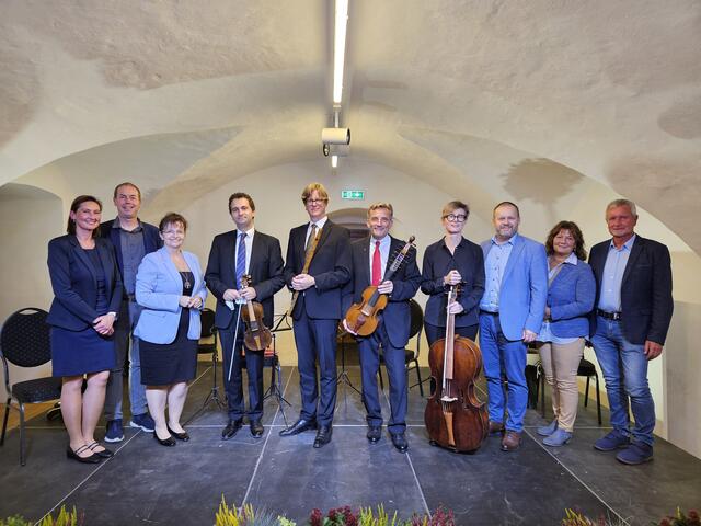 Die besonderen Streichinstrumente mit 7 Spiel- und 7 Resonanzsaiten verzauberte auch in Laa die Besucherinnen und Besucher. | Foto: Stadtgemeinde Laa