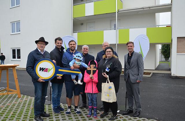 v.l.n.r.: WAV-Aufsichtsratsvorsitzender Karl Moser, Abgeordneter zum NÖ Landtag René Lobner, Mieter eines Reihenhauses, Bürgermeister Elmar Schöberl, Pfarrvikar Leszek Bednarczyk und Architekt Reinhard Litschauer. | Foto: WAV