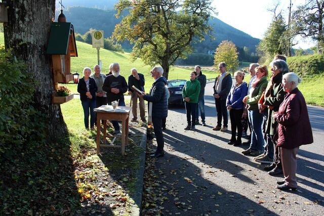 Pfarrkurat Walter Dorfer segnete das neue Marterl, l. im Bild das Ehepaar Grete und Gerhard Matzenberger, die auch ihren Hochzeitstag mitfeierten.
 | Foto: Hildegard Kößler