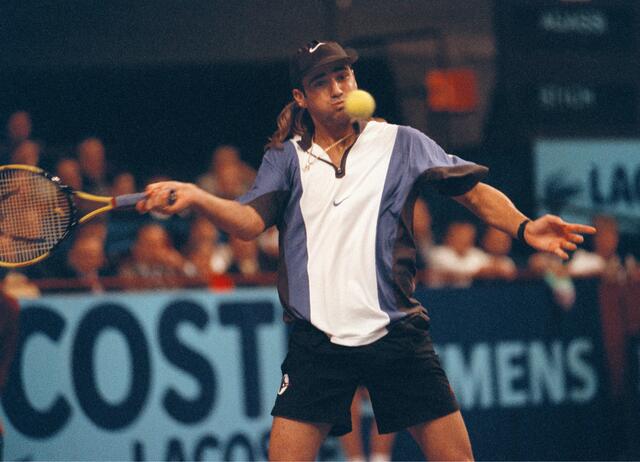 Der US-amerikanische Tennisspieler Andre Agassi bei der CA Tennis Trophy in der Wiener Stadthalle.  23. Oktober 1994. | Foto: Votava / brandstaetter images / picturedesk.com