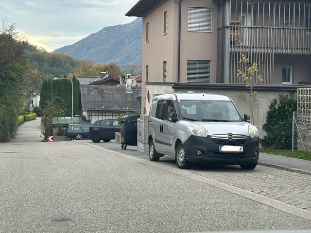 Das mobile Radar steht in der Pernecker Straße, kurz nach der Kreuzung Perneck/Eck. Platziert ist es so, dass das Heck bergab zeigt. Achtung: Hier sind nur 30 km/h erlaubt!