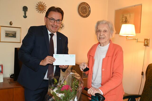 StR Herbert Dopplinger und Liselotte Beier, die ein Ehrengeschenk der Stadt erhielt. 

  | Foto: psb/sap