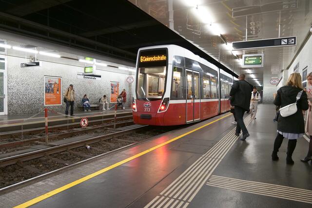 An einem durchschnittlichen Werktag zählen die Wiener Linien rund 60.000 Menschen, die an den betroffenen Stationen ein- oder aussteigen.  | Foto: Max Spitzauer/MeinBezirk