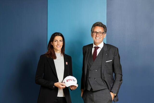 Starke Partnerschaft: Janine Flock präsentiert ihren neuen Kopfsponsor „BTV – Vier Länder Bank“, der sie auf ihrem Weg zu weiteren Erfolgen unterstützt. Skeletonpilotin Janine Flock mit BTV-Vorstandsvorsitzenden Gerhard Burtscher nach der Pressekonferenz. | Foto: © Andreas Moser/BTV