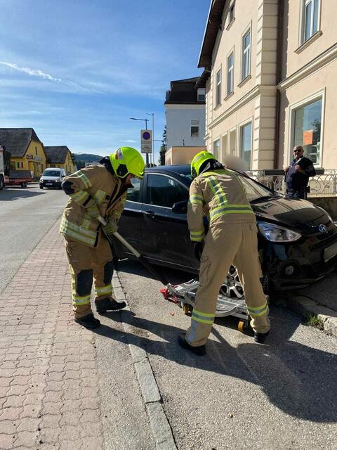 Der fahrerlose PKW wurde mit Rangierroller auf den Parkplatz gestellt.