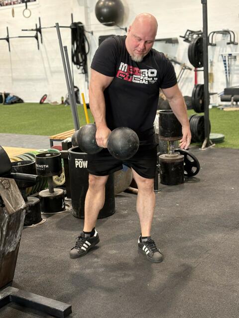 Rainer Katzenbeisser gelang es, die 78 kg schwere Thomas Inch Hantel einhändig zu heben. | Foto: zVg