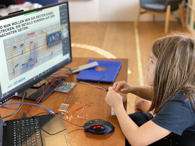 Verschiedene Aufgabenstellungen bringen die Kinder und Jugendlichen ins Tüfteln.  | Foto: KinderUni OÖ