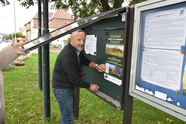 Gerhard Hasenhündl hängt eine der nächsten Veranstaltungen in den Infokasten. | Foto: Alexandra Goll