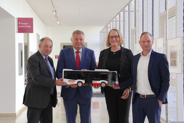 Herbert Kubasta und LR Günther Steinkellner mit dem neuen Geschäftsführungsteam Sonja Wiesholzer und Klaus Wimmer (v. l.). | Foto: MeinBezirk OÖ