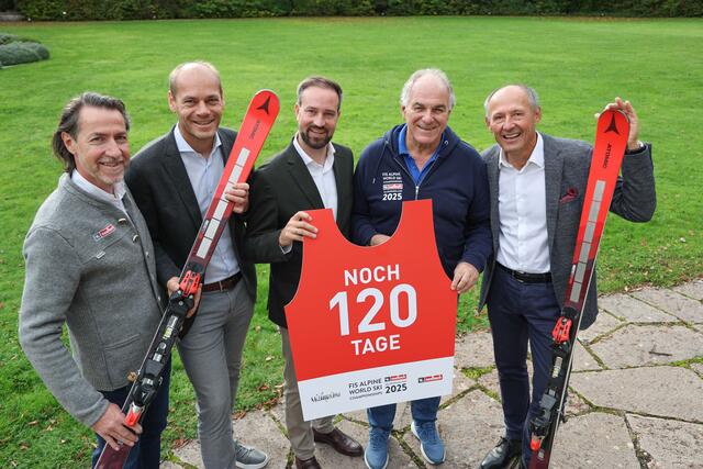 V.l.n.r.: Wolfgang Quas, Marketingleiter TVB Saalbach Hinterglemm, Michael Walchhofer, Ski-Legende und Abfahrts-Weltmeister 2003 in St. Moritz, Stefan Schnöll, LH-Stv. und Tourismusreferent, Bartl Gensbichler, Sport-Chef der Ski-WM in Saalbach 2025 und Leo Bauernberger, Gf der SalzburgerLand Tourismus Gesellschaft beim Pressetermin vor der besonderen Wintersaison 2024/25. | Foto: SalzburgerLand Tourismus