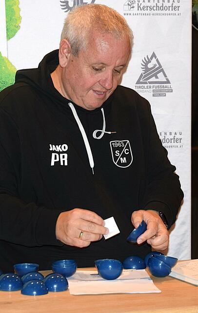 SC Münster in allen Cup-Bewerben vertreten - Obmann Wolfgang Rinner bei der Auslosung in Igls. | Foto: Schwaighofer