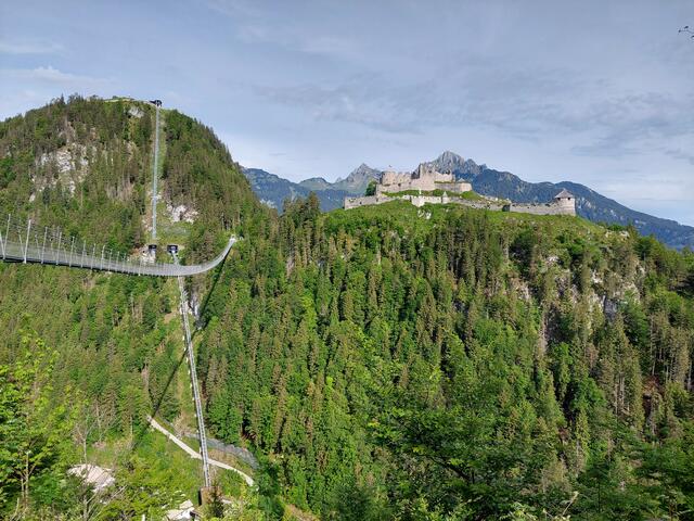 Die "highline179" mit der Festung Ehrenberg im Hintergrund. | Foto: TVB Reutte