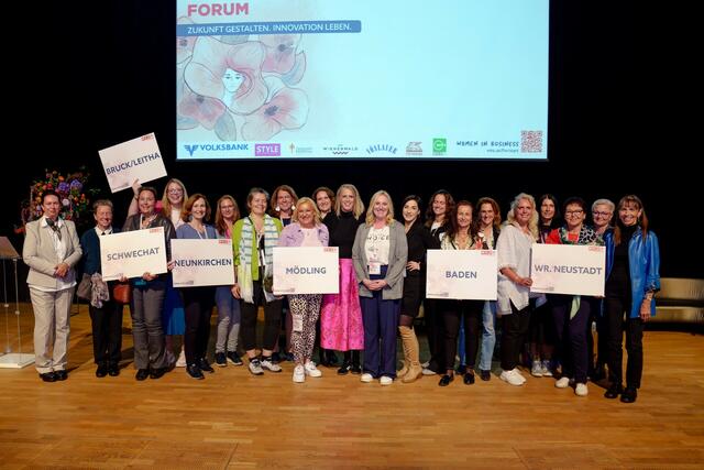 Die „Frauen in der Wirtschaft“ aus dem Bezirk Bruck/Leitha mit FiW-Landesvorsitzender Vera Sares. | Foto: WKNÖ/Katharina Wocelka