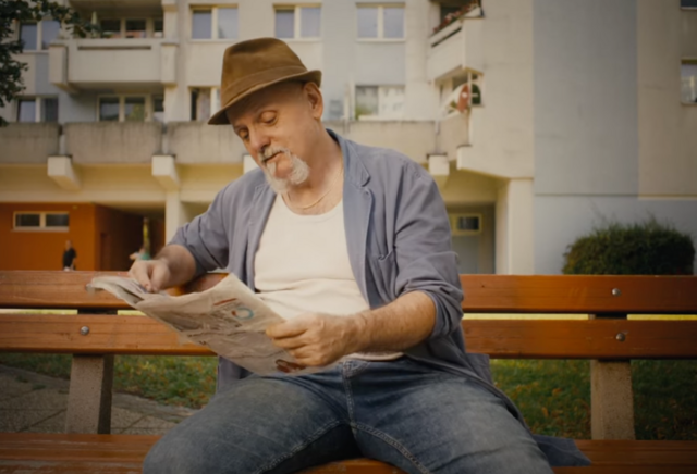 Auch im zweiten Teil der Kampagne wieder mit dabei: Der Gemeindebau-Hausmeister mit Wiener Schmäh. | Foto: Screenshot/Youtube/Wiener Wohnen