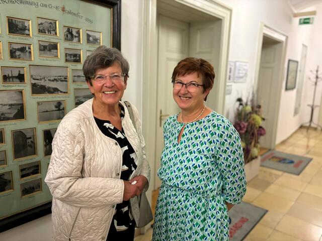 Erinnerungen an die Schulzeit: Margit Gruber mit ihrem ehemaligen Klassenvorstand Elisabeth Kumpfmüller (l.). | Foto: Helene Pürmayr, Franz Gruber