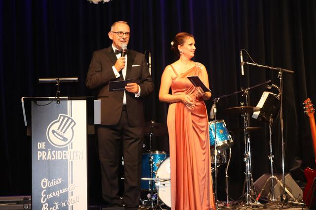 Direktor Andreas Hackstock mit Magda Rigler-Sauerzapf. | Foto: Stefanie Spuller