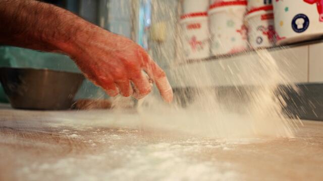 Es werden keine Fertigprodukte verwendet, sondern wie zu Hause die Butter selbst aufgeschlagen und das Mehl mit der Hand untergehoben. | Foto: Stefan Schubert