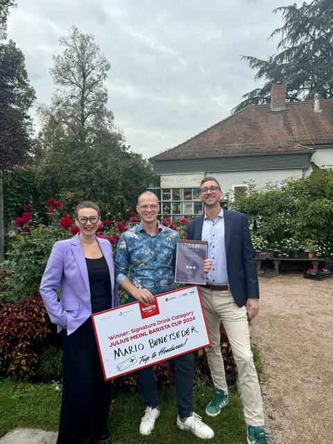 Stadträtin Eva Schobesberger (Grüne) und der Leiter des Botanischen Gartens, Thomas Schiefecker (re.), gratulieren Mario Benetseder zum ersten Platz beim Julius Meinl Barista Cup 2024 sowie die Aufnahme des Cafés Orchidee in den Falstaff Caféguide 2025.

 | Foto: Stadt Linz