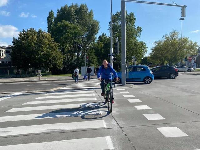 SPÖ-Bezirksrat Wolfgang Ermischer ist selbst begeisterter Radfahrer. Hier sieht man ihn bei der Querung beim Wohnpark Alterlaa. | Foto: BV23